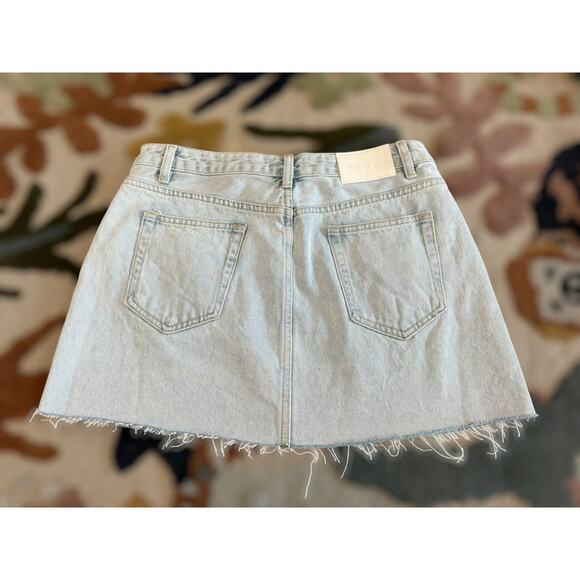 NWT Meshki Lennon Mid Rise Denim Raw Hem Mini Skirt Light Blue Womens Sze Medium - Picture 3 of 6